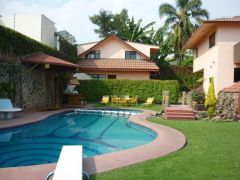 {"esp":"Del jardin a la casa de servic","ing":"From garden to service house"}